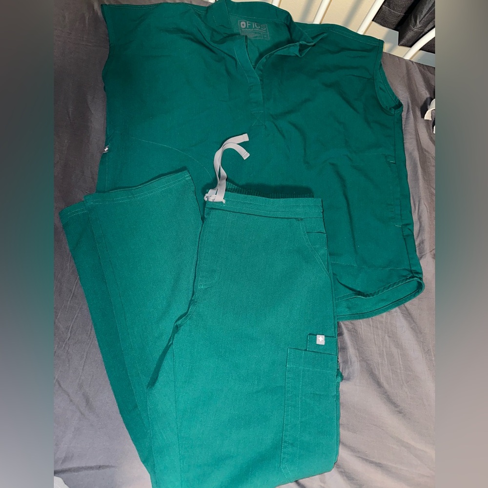 FIGS M Rafaela top & Yola bottoms Hunter Green